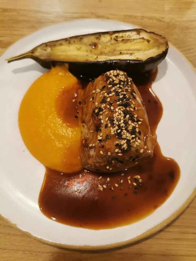 Filet Mignon de Cochon Crème de Patate Douce Et Aubergine Rôtie Aux Herbes